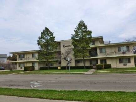 Kennedy East in Waukegan, IL - Foto de edificio