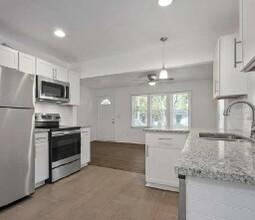 364 Betsy Ave in Atlanta, GA - Building Photo - Interior Photo