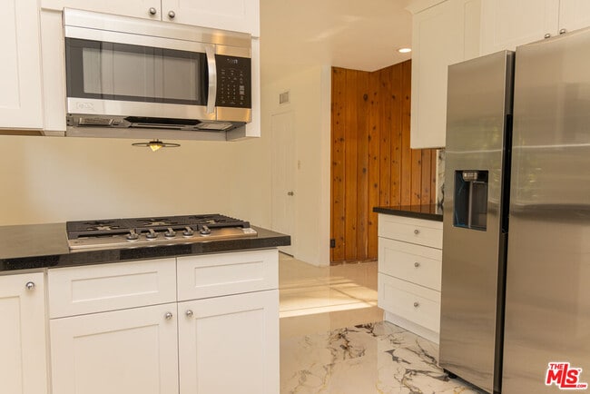 5604 Valley Circle Blvd in Woodland Hills, CA - Building Photo - Building Photo