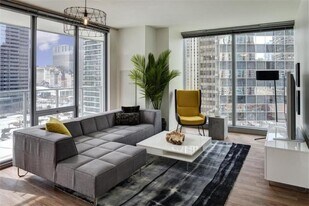 354 E Wacker Dr in Chicago, IL - Building Photo
