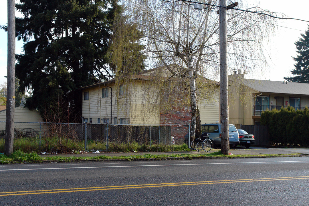 8203 N Fessenden St in Portland, OR - Building Photo