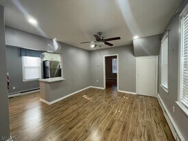 31 Union St in Dover, NJ - Building Photo