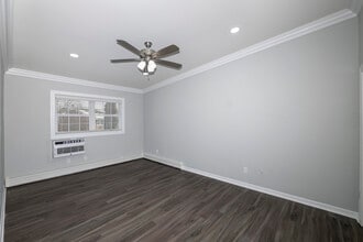 Fairfield Pines East in Riverhead, NY - Foto de edificio - Building Photo