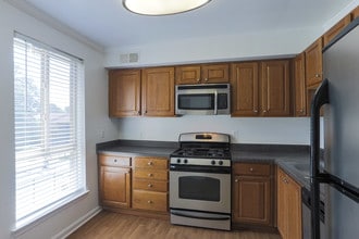 Amber Commons in Gaithersburg, MD - Foto de edificio - Building Photo