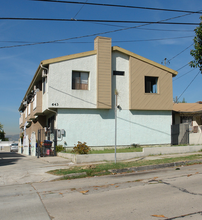 643 Tularosa Dr in Los Angeles, CA - Foto de edificio