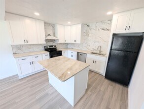 2911 Huckleberry Ln in Pasadena, TX - Building Photo - Building Photo