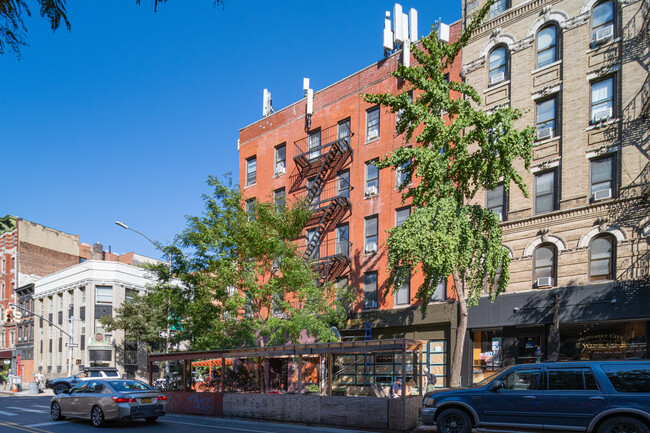 230 E 7th St in New York, NY - Foto de edificio - Building Photo