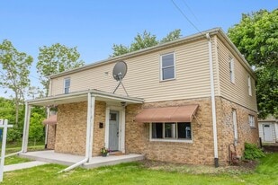 714 S River St in Montgomery, IL - Building Photo
