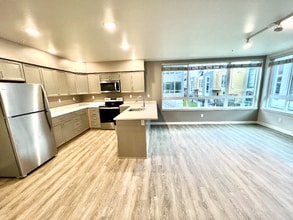 2330 Yakima Ct in Tacoma, WA - Building Photo - Building Photo