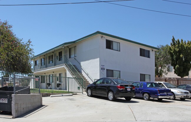 3702 Hilltop Dr in Lemon Grove, CA - Foto de edificio - Building Photo