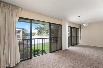 537 Lake Louise Cir in Naples, FL - Building Photo - Building Photo