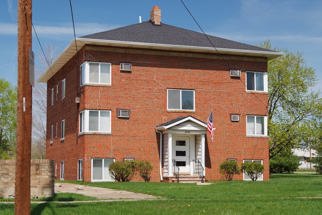 6010-6022 Biddulph Rd in Brooklyn, OH - Foto de edificio