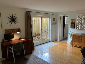 1691 Parrish St, Unit Your home away from home in Lake Oswego, OR - Building Photo - Building Photo