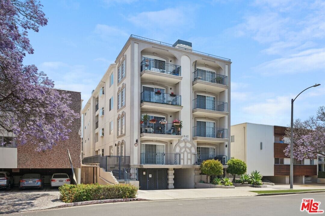 1842 Greenfield Ave in Los Angeles, CA - Building Photo