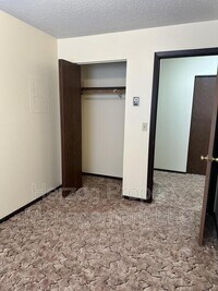 905 Center St S photo'