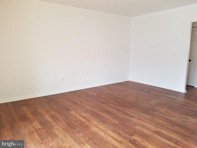 11619 Stoneview Square-Unit -22C in Reston, VA - Building Photo - Building Photo