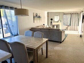 3256 SW Avalon Way, Unit 204 in Seattle, WA - Foto de edificio - Building Photo
