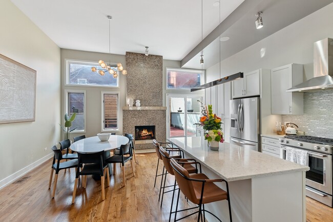 1527 W Pearson St in Chicago, IL - Building Photo - Building Photo