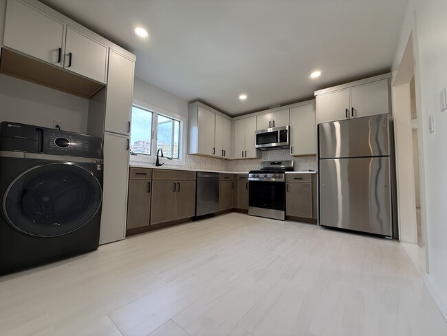 49 Grant Ave, Unit #2 in Cliffside Park, NJ - Building Photo - Building Photo