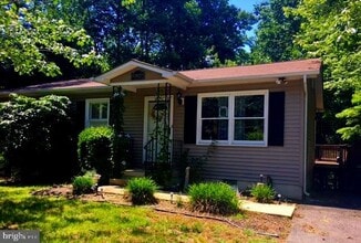 12429 Hisperia Rd in Lusby, MD - Foto de edificio - Building Photo