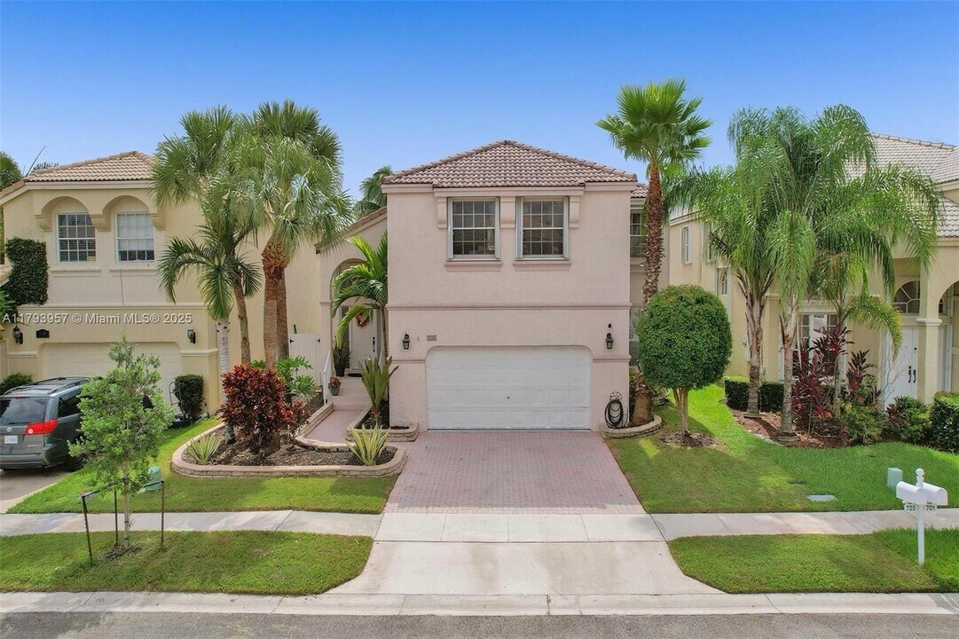 725 NW 156th Ave in Pembroke Pines, FL - Building Photo