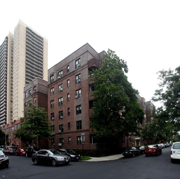 Granada Terrace in Forest Hills, NY - Foto de edificio