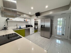 4510 El Conquistador Pkwy in Bradenton, FL - Building Photo