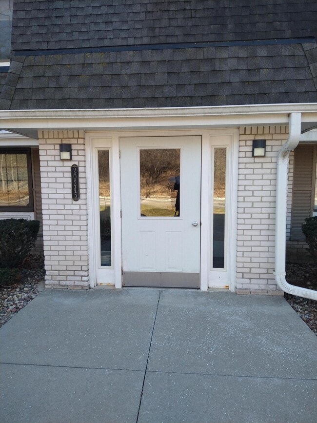 20245 Independence Dr in Brookfield, WI - Building Photo - Building Photo