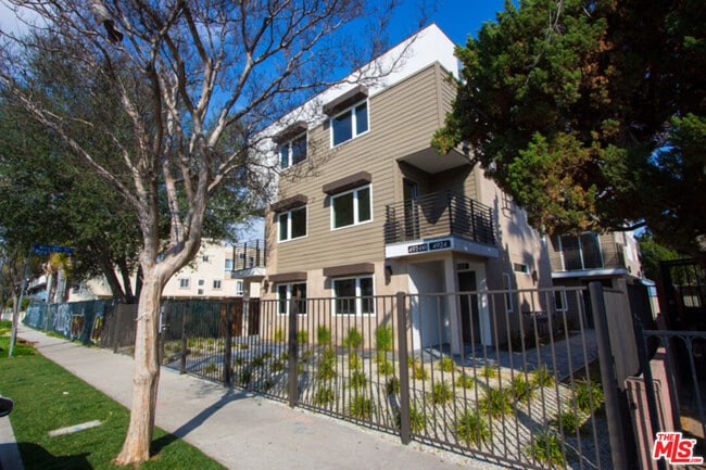 4924 Laurel Canyon Blvd in Los Angeles, CA - Building Photo - Building Photo