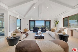 3116 Elvido Dr in Los Angeles, CA - Building Photo - Building Photo