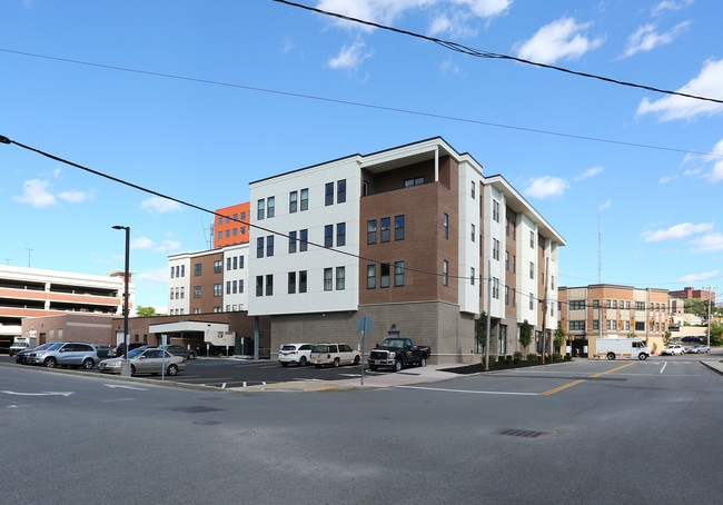 242 Broadway in Schenectady, NY - Foto de edificio - Building Photo