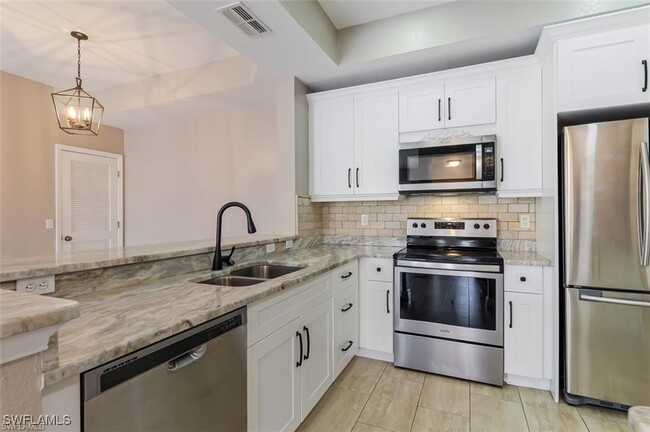 9025 Colby Dr in Ft. Myers, FL - Foto de edificio - Building Photo