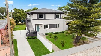 2361 NW 15th St in Miami, FL - Building Photo