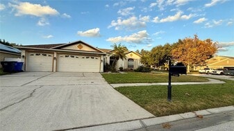 2749 Valencia Grove Dr in Valrico, FL - Building Photo