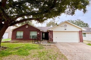 1405 Manor Dr in Rosenberg, TX - Building Photo
