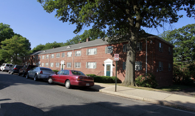 Virginia Gardens Apartments in Arlington, VA - Building Photo - Building Photo