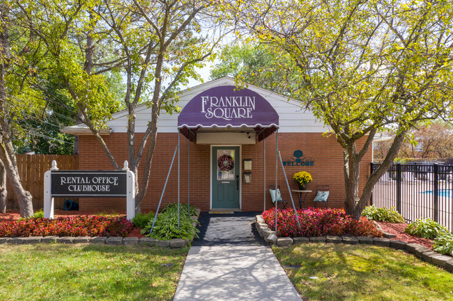 Franklin Square Apartments in Livonia, MI - Foto de edificio - Building Photo