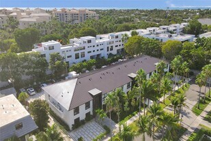200 Sunrise Dr in Key Biscayne, FL - Building Photo