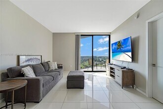 5300 Paseo Blvd in Doral, FL - Building Photo - Building Photo