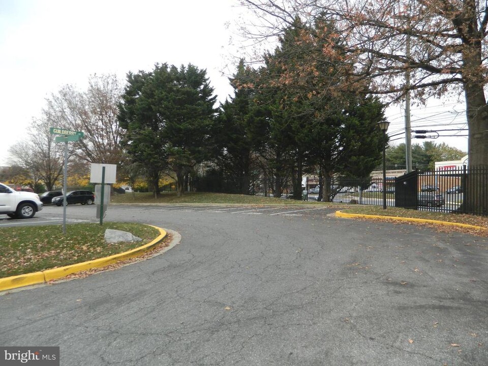 18420 Guildberry Dr-Unit -201 in Gaithersburg, MD - Foto de edificio
