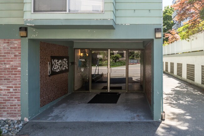 15318 N Bluff Rd in White Rock, BC - Building Photo - Building Photo