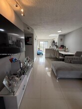 5290 W 21st Ct in Hialeah, FL - Foto de edificio - Building Photo