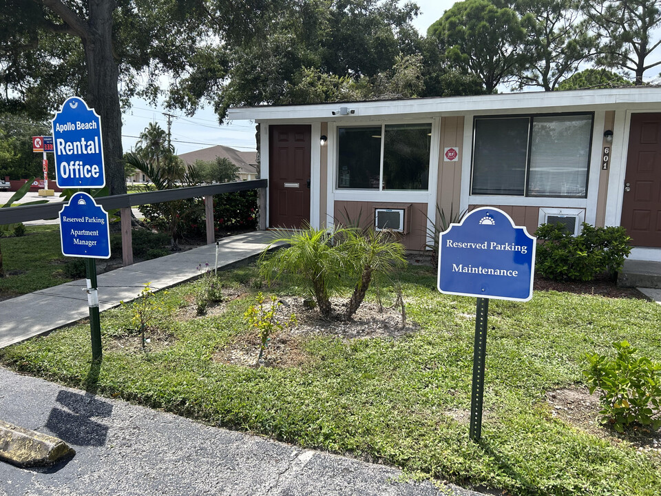 Apollo Beach Villa in Apollo Beach, FL - Building Photo