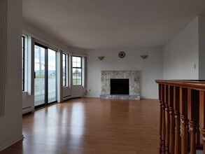4968 Dominion St in Burnaby, BC - Building Photo - Building Photo