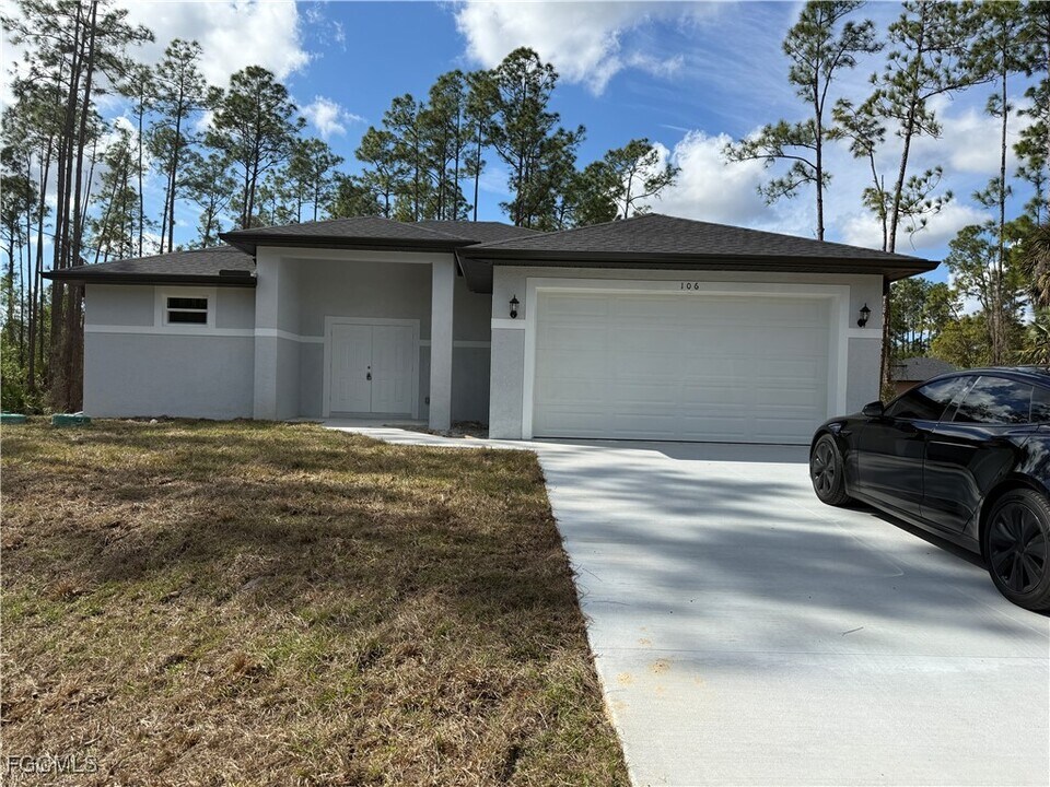 106 Moore Ave in Lehigh Acres, FL - Building Photo