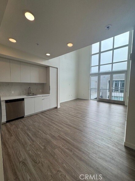 5750 Hollywood Blvd, Unit 733 in Los Angeles, CA - Building Photo