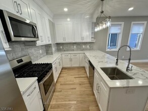 10 Washington St in Montclair, NJ - Foto de edificio - Building Photo