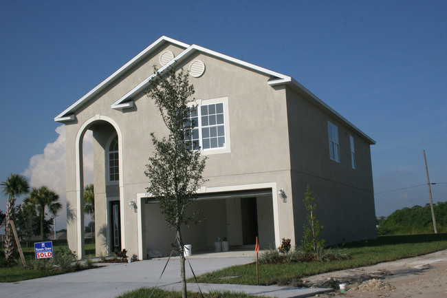 910 NE 19th Ave in Ruskin, FL - Building Photo - Building Photo