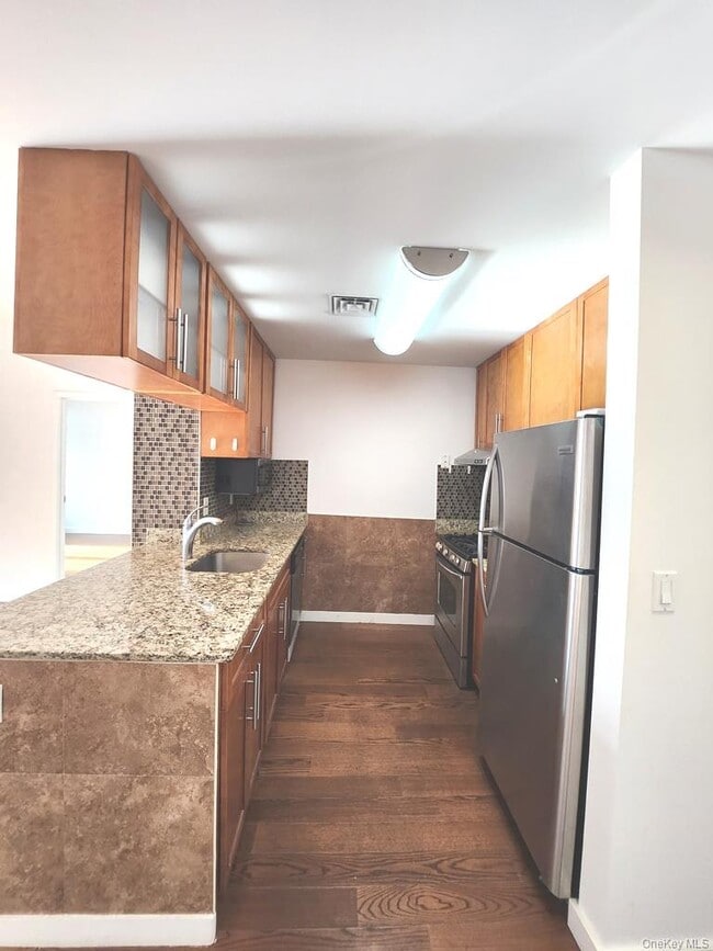 40-26 College Point Blvd in Queens, NY - Foto de edificio - Building Photo