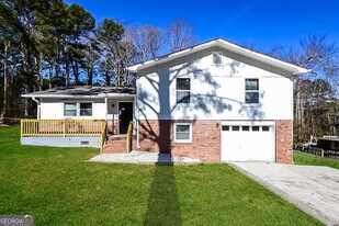 4975 Manor Dr SW in Stone Mountain, GA - Building Photo